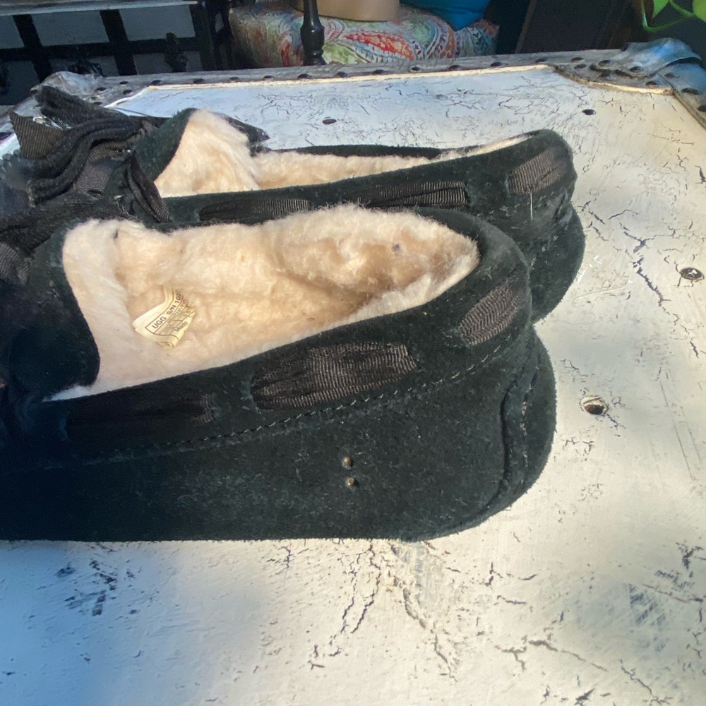 UGG Kids Moccasins in Forest Black Details - Picture 8 of 11